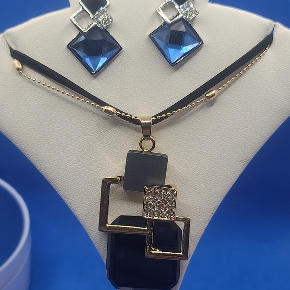 NWT Crystal Geometric Necklace & Earrings - Picture 7 of 10